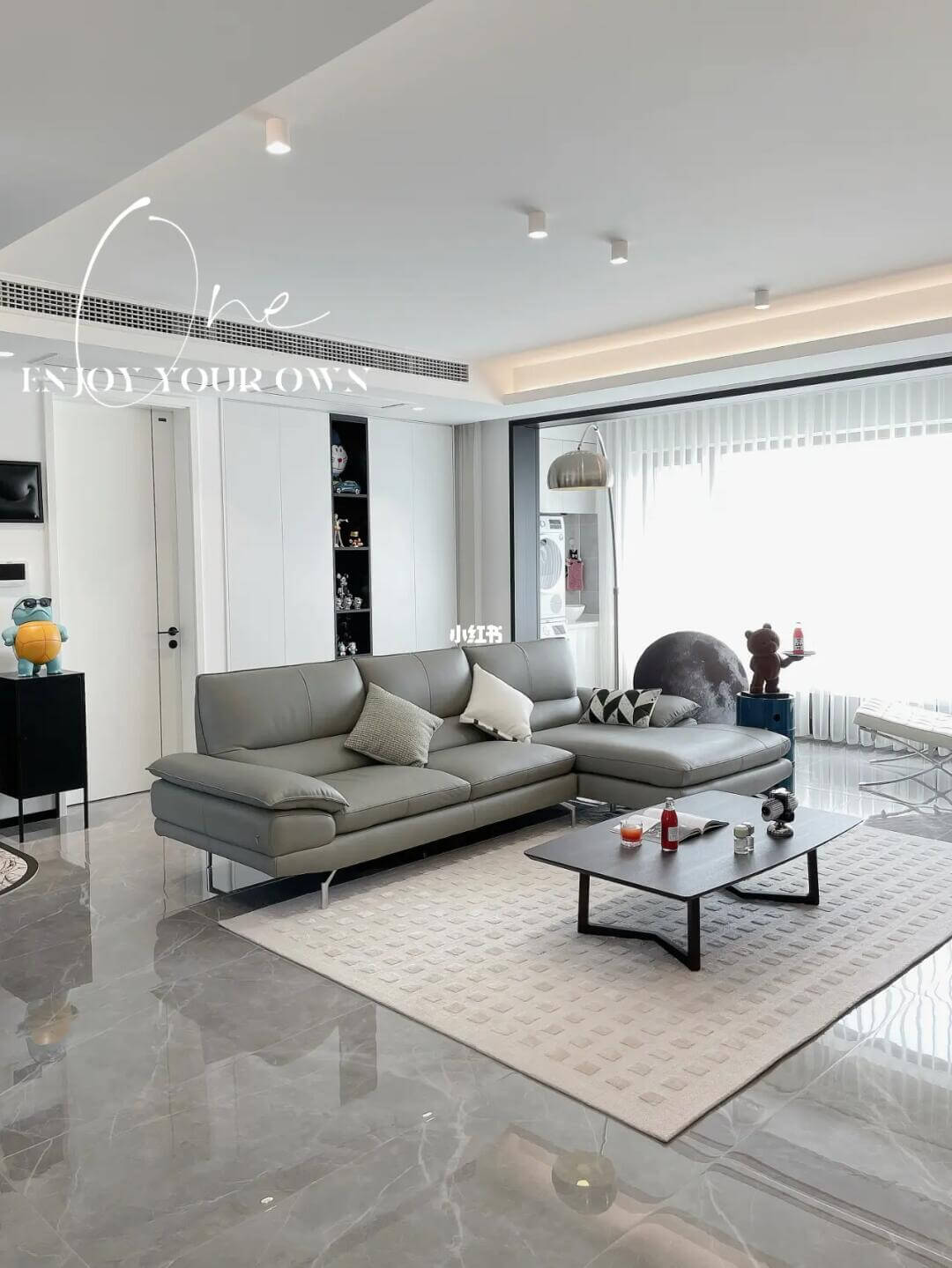 �ִ���Լ����ڰ׻�ɫϵ����װ���侭�����